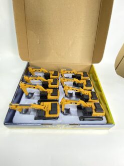 Hộp sản phẩm bao gồm 8 máy xúc đào bánh xích